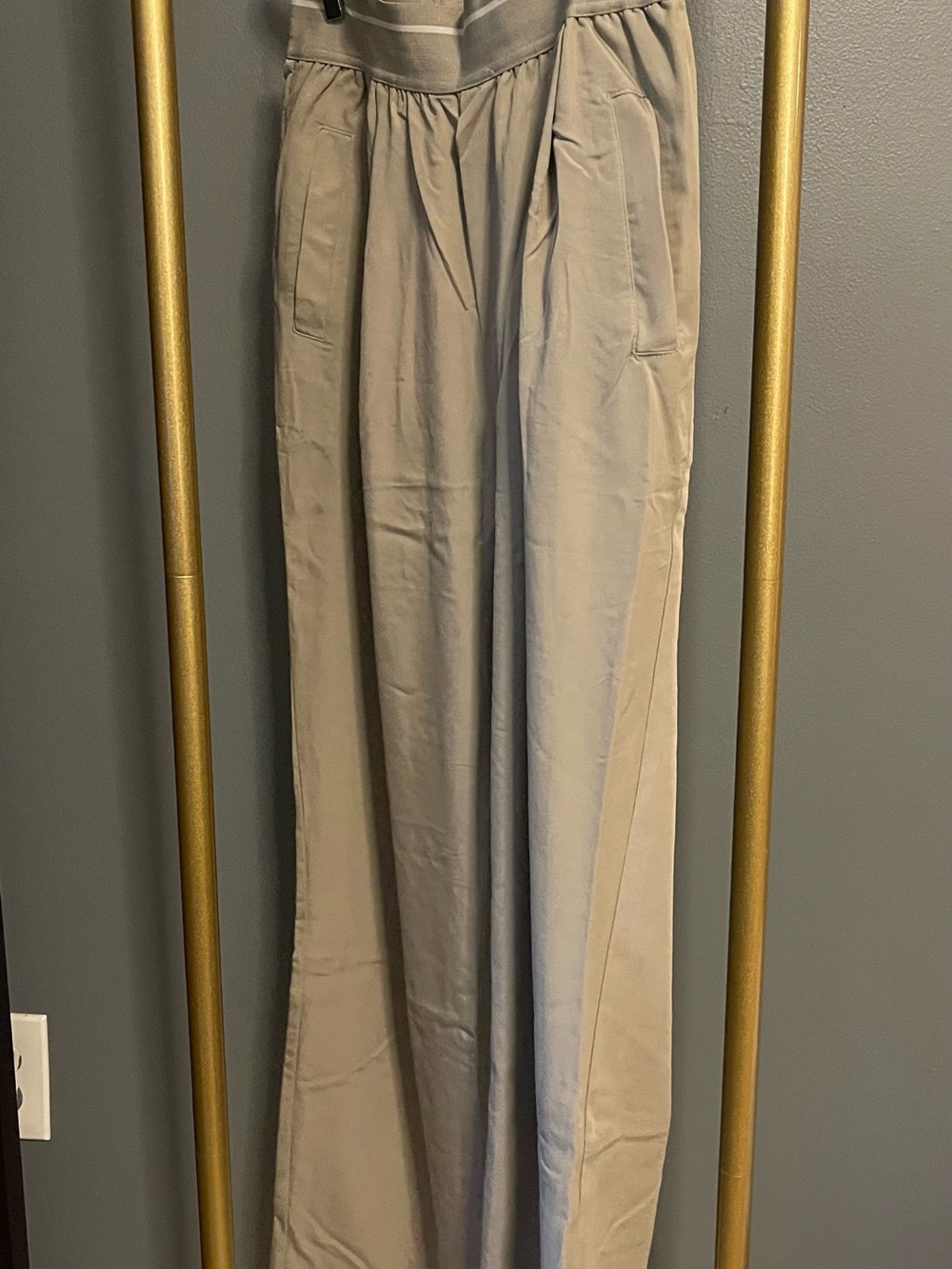 Varley Riggs Pant in Moss (light green)